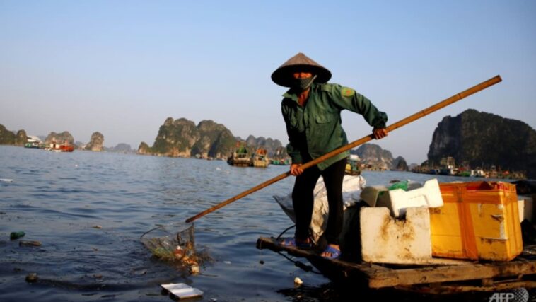 Vietnam lucha contra el tizón plástico en la idílica bahía de Ha Long