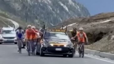 31 ciclistas descalificados del Giro sub-23 por agarrarse a los coches en el Stelvio
