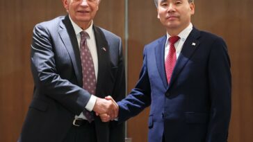 (LEAD) S. Korea&apos;s defense chief meets top EU envoy, Dutch, Canadian counterparts in Singapore