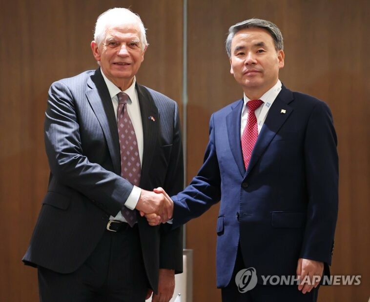 (LEAD) S. Korea&apos;s defense chief meets top EU envoy, Dutch, Canadian counterparts in Singapore