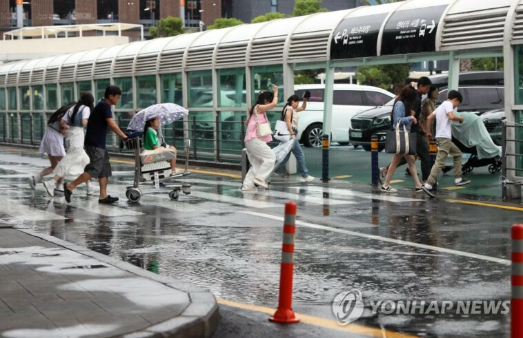 (2nd LD) Heavy rain forecast for parts of S. Korea as monsoon season approaches