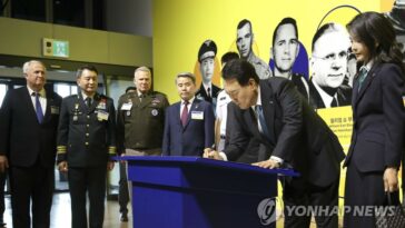 (LEAD) Yoon lauds sacrifice of fallen soldiers on 73rd Korean War anniversary