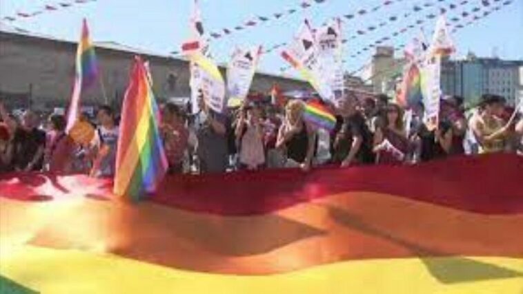 Activistas del orgullo gay de Estambul se manifiestan a pesar de la prohibición
