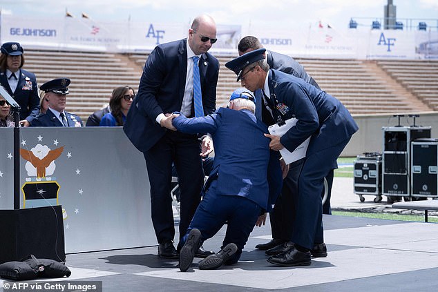 El presidente Joe Biden recibe ayuda después de caer durante la ceremonia de graduación en la Academia de la Fuerza Aérea de los Estados Unidos en Colorado.  Cayó mientras entregaba diplomas a cadetes