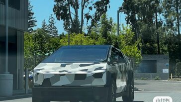Un Tesla Cybertruck envuelto en camuflaje en bloques apareció en las carreteras de Palo Alto, una señal de prueba pública antes del muy esperado lanzamiento del vehículo eléctrico a finales de este año.