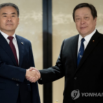 El ministro de Defensa, Lee Jong-sup (izquierda), le da la mano a su homólogo japonés, Yasukazu Hamada, en conversaciones bilaterales al margen del Diálogo Shangri-La anual en Singapur el 4 de junio de 2023. (Yonhap)