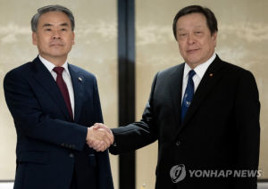 El ministro de Defensa, Lee Jong-sup (izquierda), le da la mano a su homólogo japonés, Yasukazu Hamada, en conversaciones bilaterales al margen del Diálogo Shangri-La anual en Singapur el 4 de junio de 2023. (Yonhap)
