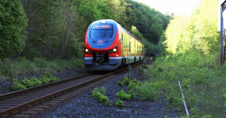 El caos del tren DB deja a los pasajeros caminando por el bosque en un calor de 27C
