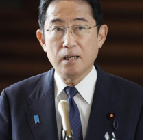 El primer ministro Fumio Kishida habla con los periodistas en su oficina en Tokio el 26 de junio de 2023. (Kyodo)