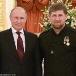 Ramzan Kadyrov (derecha) criticó las tácticas de guerra de Vladimir Putin por no ser lo suficientemente 'brutales' en su invasión de Ucrania.