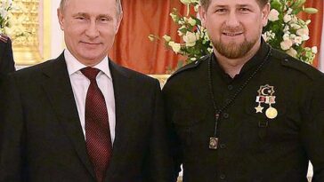 Ramzan Kadyrov (derecha) criticó las tácticas de guerra de Vladimir Putin por no ser lo suficientemente 'brutales' en su invasión de Ucrania.