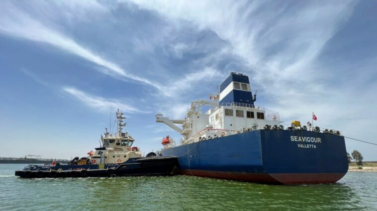 El tráfico del Canal de Suez se reanuda después de que un petrolero averiado fuera remolcado