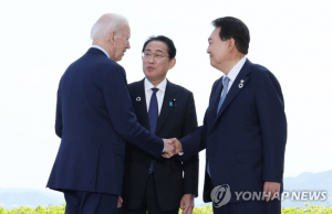 El presidente de Corea del Sur, Yoon Suk Yeol (derecha), habla con el presidente de Estados Unidos, Joe Biden (izquierda), y el primer ministro japonés, Fumio Kishida, antes de sus conversaciones a tres bandas en Hiroshima, Japón, el 21 de mayo de 2023. (Yonhap)