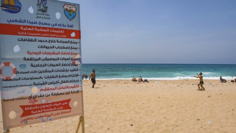 Fila de trajes de baño de Líbano: mujer acosada en la playa pública de Sidón