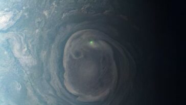 La NASA compartió una imagen impresionante de Júpiter, que muestra un punto verde brillante en el polo norte del gigante gaseoso.