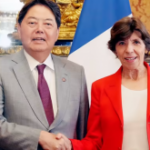 El Ministro de Relaciones Exteriores de Japón, Yoshimasa Hayashi, a la izquierda, y la Ministra de Relaciones Exteriores de Francia, Catherine Colonna, se dan la mano en París el 22 de junio. (Ministerio de Relaciones Exteriores de Japón)