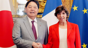El Ministro de Relaciones Exteriores de Japón, Yoshimasa Hayashi, a la izquierda, y la Ministra de Relaciones Exteriores de Francia, Catherine Colonna, se dan la mano en París el 22 de junio. (Ministerio de Relaciones Exteriores de Japón)