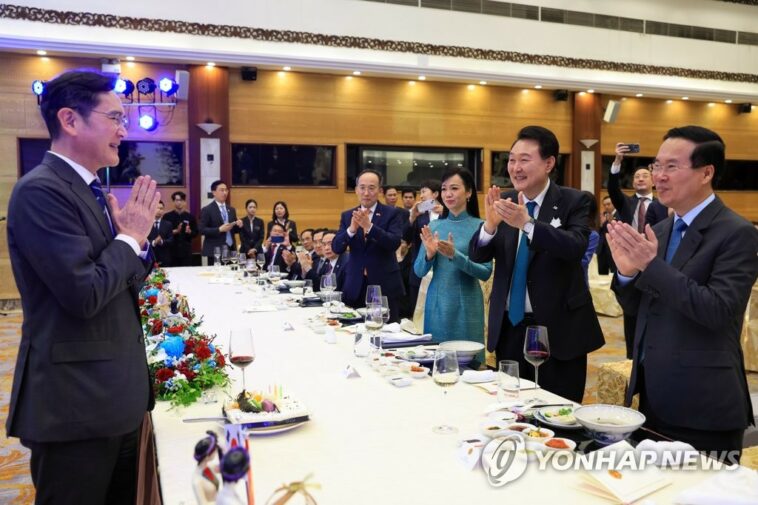 Samsung chief gets birthday surprise in Hanoi