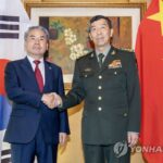 Defense chiefs of S. Korea, China hold talks in Singapore