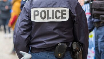 La policía dijo que arrestaron a 18 personas en Francia y una en Bélgica en una operación el lunes, con todos menos tres de los sospechosos ordenados a comparecer ante el tribunal por cargos de fraude (Imagen de archivo)