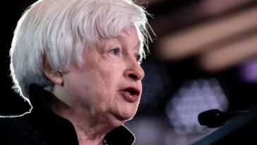 La secretaria del Tesoro, Yellen, dice que no le sorprendería ver más consolidación bancaria