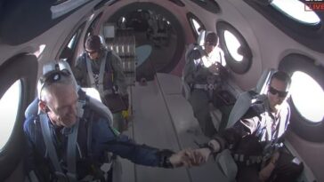 Virgin Galactic lanzó su primer vuelo comercial el jueves.  La tripulación celebró con un puñetazo mientras viajaban al espacio.