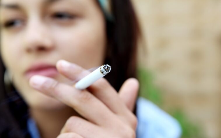 Las tasas de tabaquismo adolescente se triplican a medida que se avecina la represión del vape