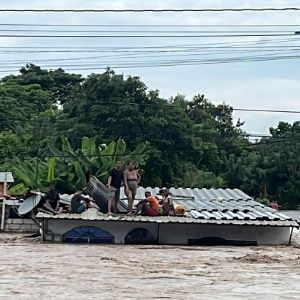 Lluvias relacionadas con El Niño provocan monumentales inundaciones en Ecuador
