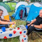 Campistas felices fueron vistos disfrutando de su desayuno bajo el sol en el Festival de Glastonbury esta mañana