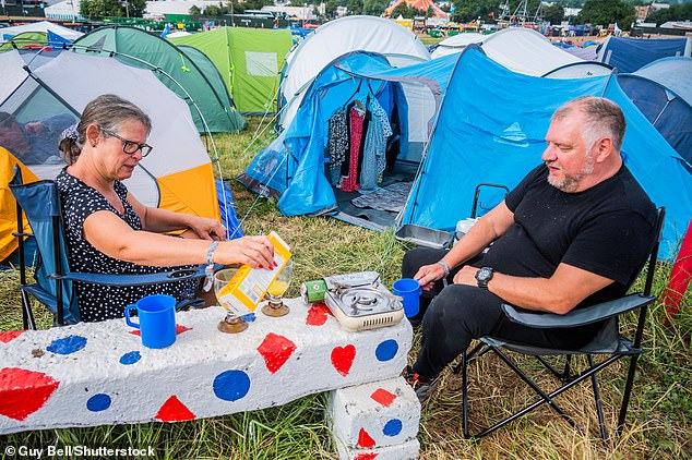 Campistas felices fueron vistos disfrutando de su desayuno bajo el sol en el Festival de Glastonbury esta mañana
