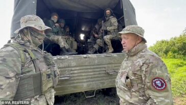 El fundador del grupo de mercenarios privados de Wagner, Yevgeny Prigozhin (derecha), habla con los militares durante la retirada de sus fuerzas de Bakhmut y la entrega de sus posiciones a las tropas rusas regulares.