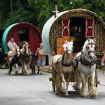 Se vio a los viajeros en caravanas tradicionales llegar a Cumbria antes de una de las ferias de caballos más grandes de Europa.
