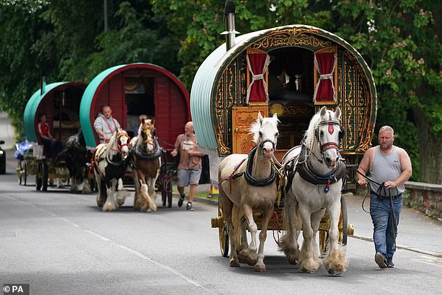 Se vio a los viajeros en caravanas tradicionales llegar a Cumbria antes de una de las ferias de caballos más grandes de Europa.