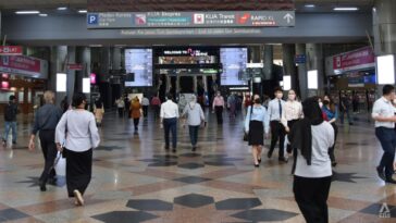 Malasia levanta el mandato de máscara en el transporte público y en los centros de salud