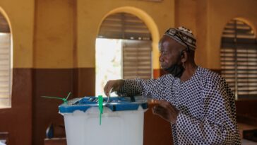 Malí cuenta los votos del referéndum que se espera allane el camino a las elecciones