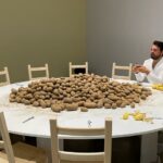Marina Abramovic: Pelar patatas en el Museo Folkwang