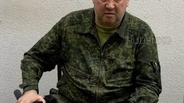 El general ruso de alto rango Sergei Surovikin (en la foto) les dijo a los mercenarios de Wagner que obedecieran a Putin y regresaran a sus bases, mientras agarraba severamente su arma.