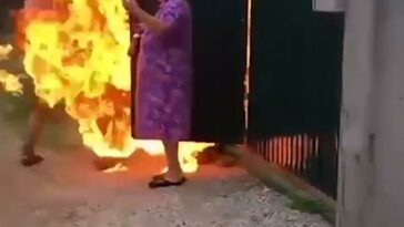 Este es el horrible momento en que un jubilado convierte a su vecino en una bola de fuego humana con un lanzallamas casero