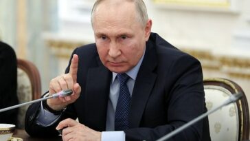 Vladimir Putin (en la foto de ayer) ha amenazado con que la guerra en Ucrania podría convertirse en un conflicto nuclear, advirtiendo que