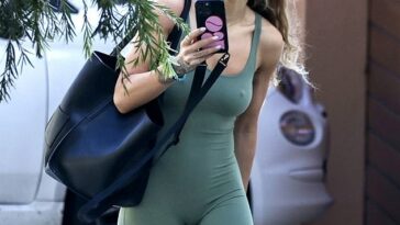 Rita Ora llamó la atención mientras se dirigía a otro entrenamiento en Sydney el viernes.  La cantante usó un leotardo ceñido que dejó muy poco a la imaginación mientras caminaba hacia el gimnasio durante la fría mañana.