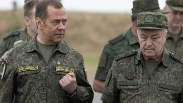 El expresidente de Rusia Dmitry Medvedev (visto a la izquierda el 1 de junio en Rusia) dijo el miércoles que ya no había