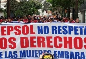 Trabajadores peruanos protestan contra abusos laborales de REPSOL