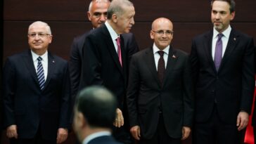 Turquía: Erdogan anuncia un nuevo gabinete, señala un giro en la política económica