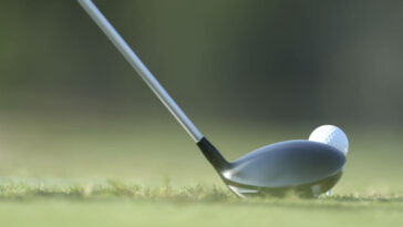 Ver: El golfista aficionado Michael Brennan produce el primer punto culminante del torneo en un intento salvaje de birdie