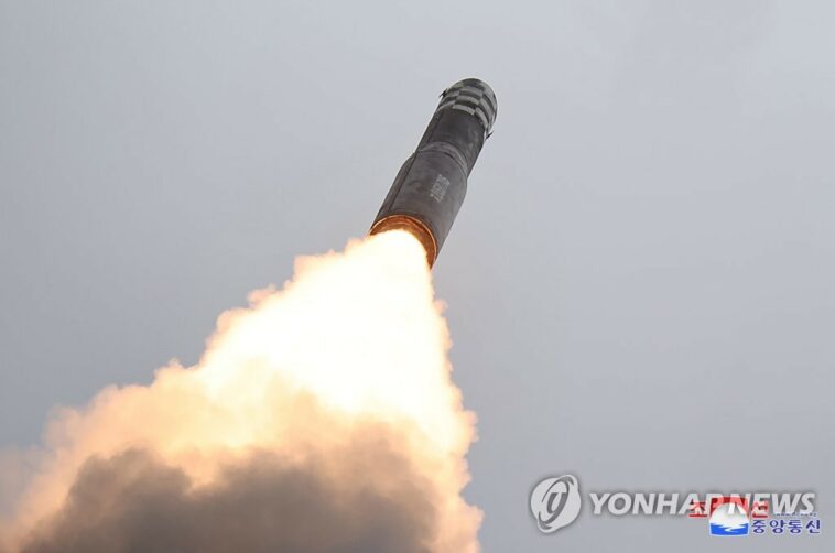 (2nd LD) N. Korea fires 2 short-range ballistic missiles into East Sea: JCS