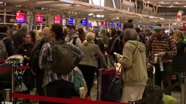 El caos ha afectado a los aeropuertos a lo largo de la costa este de Australia y se esperan más cancelaciones de vuelos y retrasos por tercer día consecutivo.