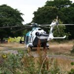 Se ve una ambulancia aérea llegando cerca de Camp Road en Wimbledon el jueves por la mañana luego de una colisión grave en una escuela.