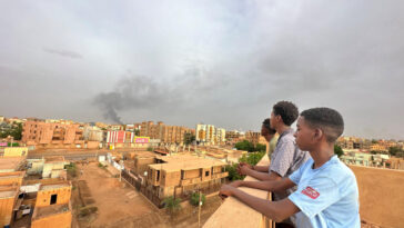 Combates en Sudán provocan corte de comunicaciones en Jartum y brotes de enfermedades