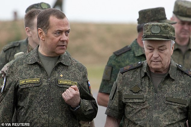 Dmitry Medvedev (izquierda), ahora vicepresidente del Consejo de Seguridad de Rusia y aliado de Putin, dijo que la