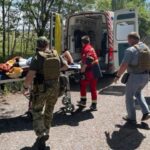 El enemigo bombardea aldea en la región de Chernihiv, tres civiles heridos